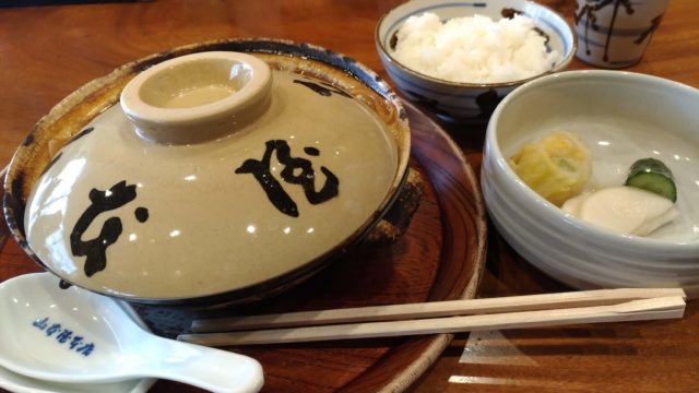 山本屋本店の味噌煮込みうどんとは