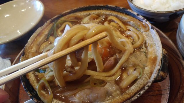 山本屋本店の味噌煮込み名の麺