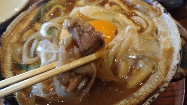 山本屋本店の味噌煮込みうどんの名古屋コーチン