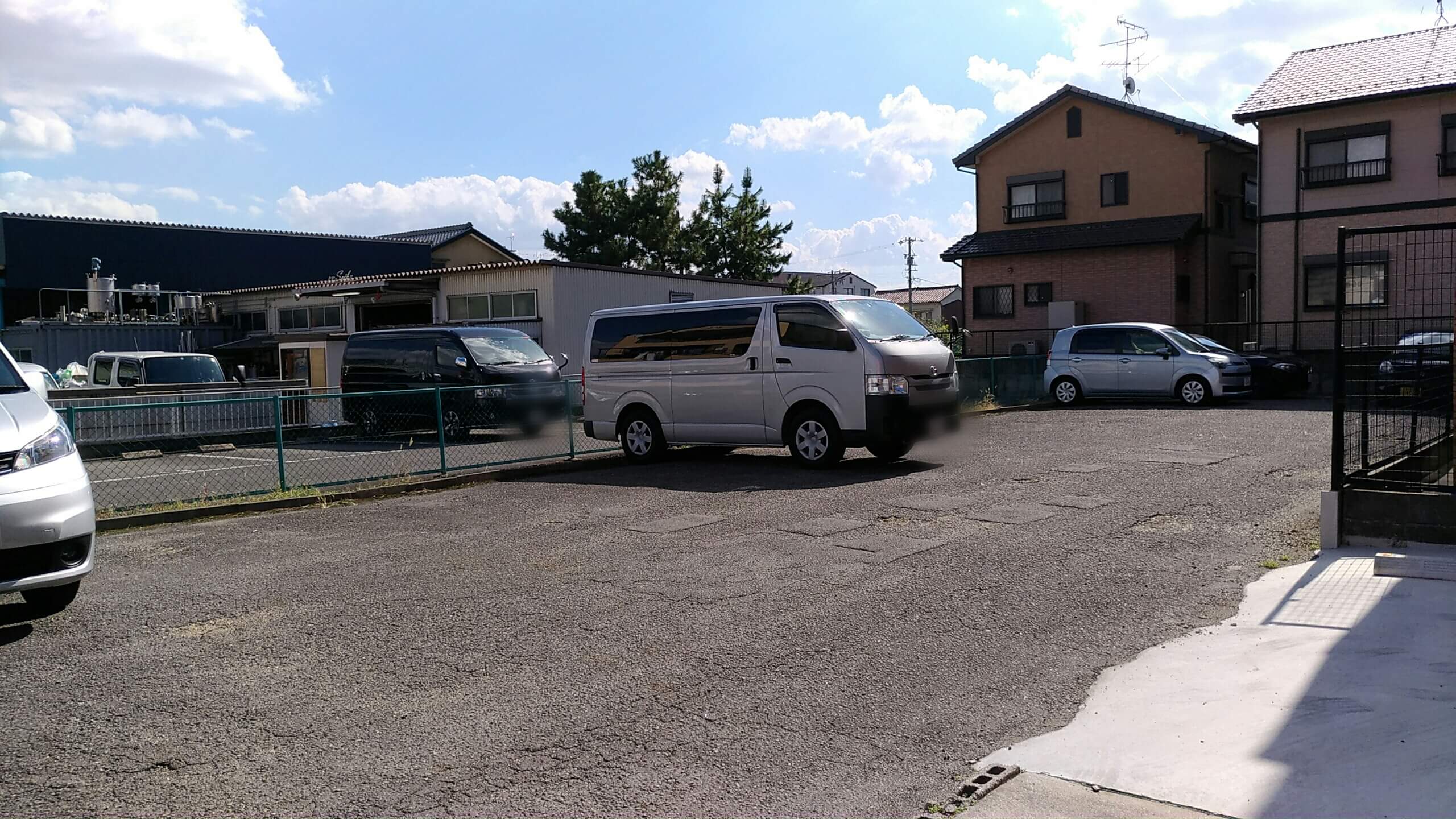 ミントハウス大治店の駐車場1